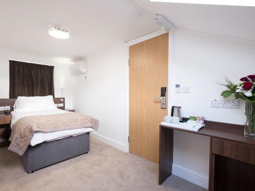 Signature Hotel London Илфорд Экстерьер фото