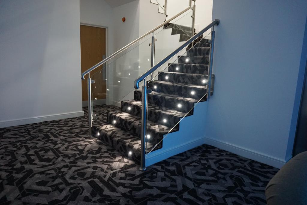 Signature Hotel London Илфорд Экстерьер фото