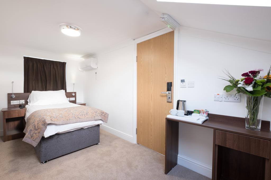 Signature Hotel London Илфорд Экстерьер фото